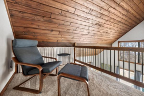 Grill Fire Pit WiFi Deck Hammock Games & Dogs